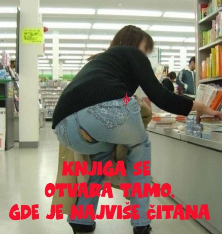 У девушки порвались штаны