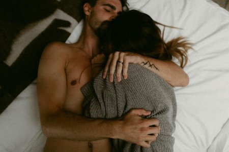 Объятия в постели