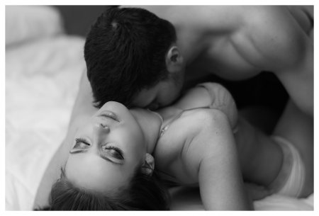 Страстные объятия в постели