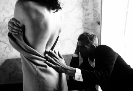 Мужчина застегивает платье