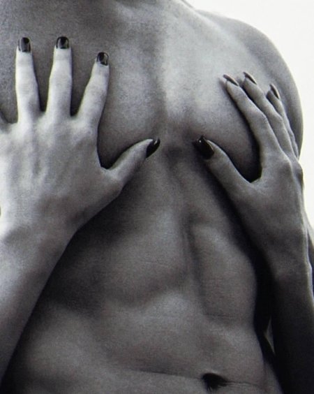 Женская грудь в руках мужчины