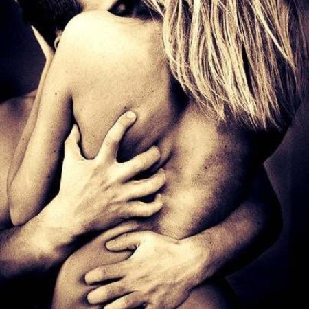 Страстные объятия мужчины и женщины