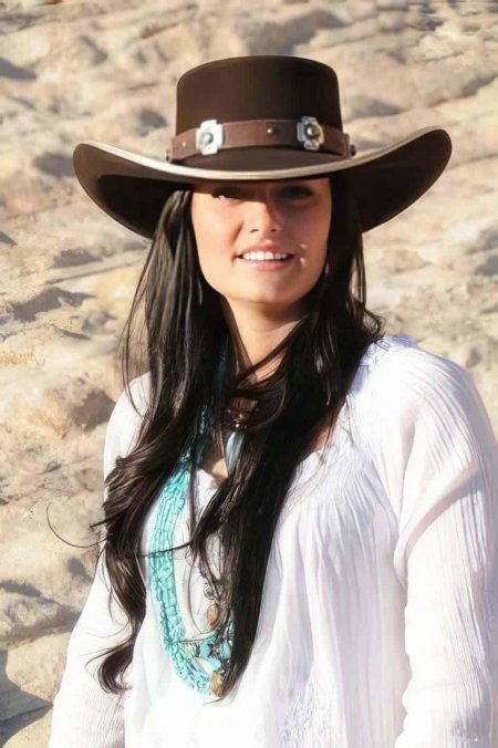 Девушка в ковбойской шляпе