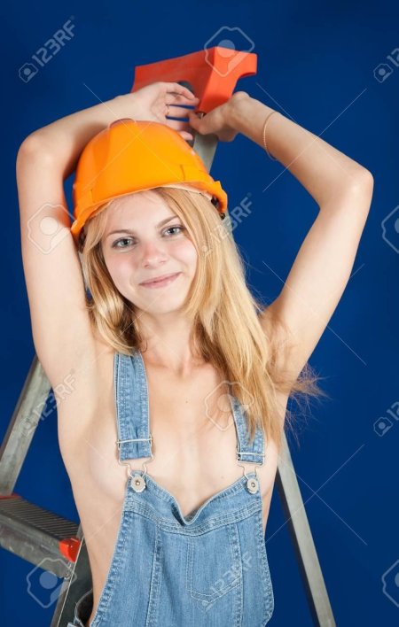 Женщина строитель