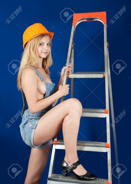 Девушки строители