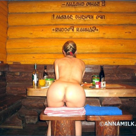 Голые попы женщин в бане