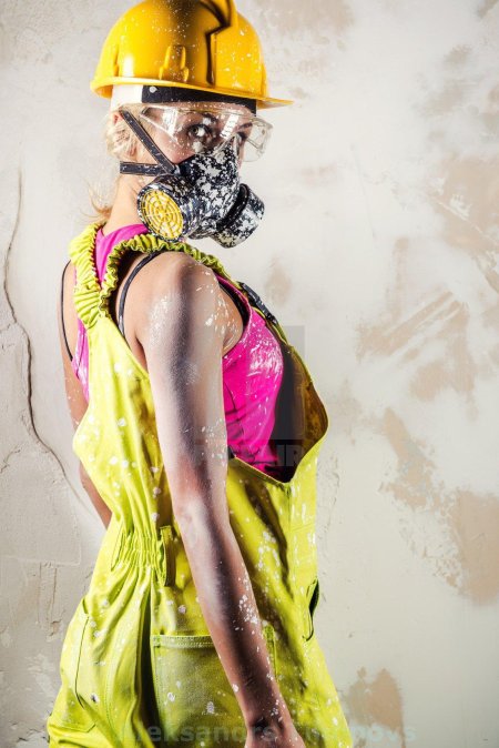 Девушка в каске