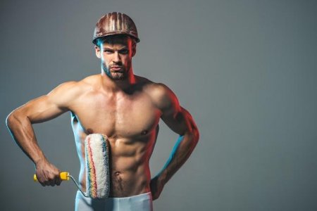 Строитель с голым торсом