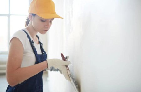 Девушка маляр