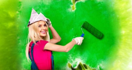 Девушка маляр