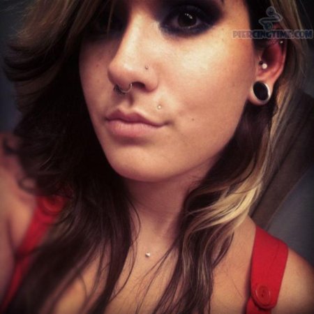 Пирсинг над губой