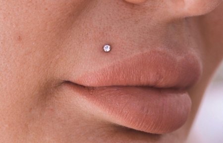 Лабрет пирсинг губы монро