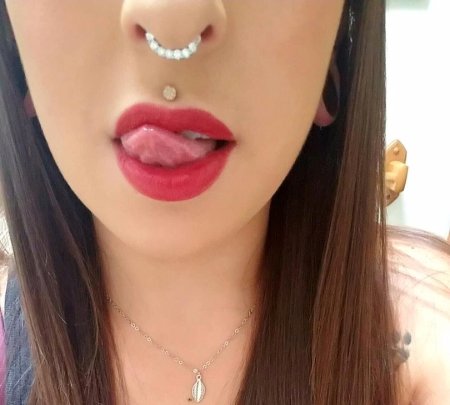 Пирсинг над верхней губой