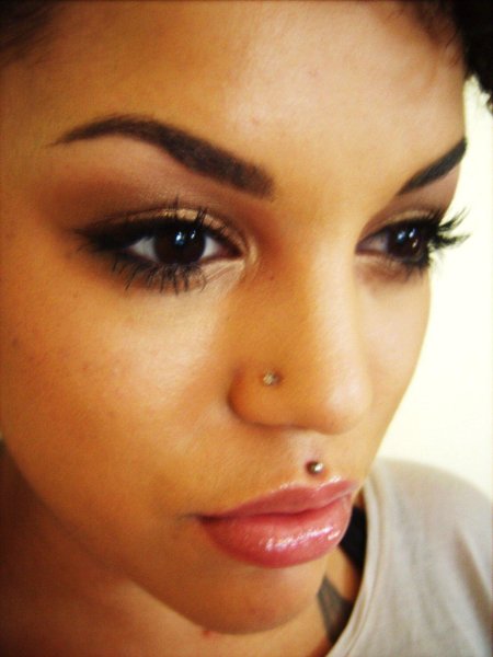 Пирсинг над верхней губой