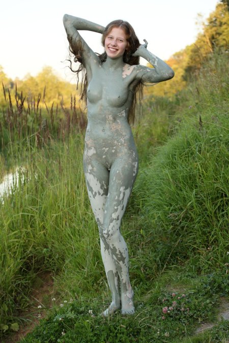 Девушка в грязи голая