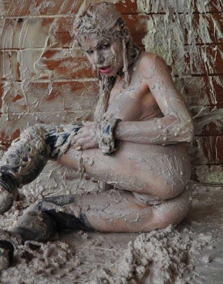 Девушка в грязи