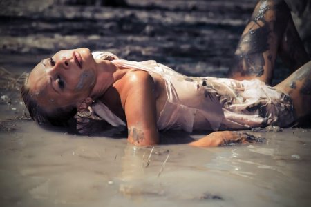 Женщины в грязи