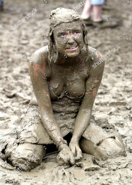 Фотосессия голая в грязи