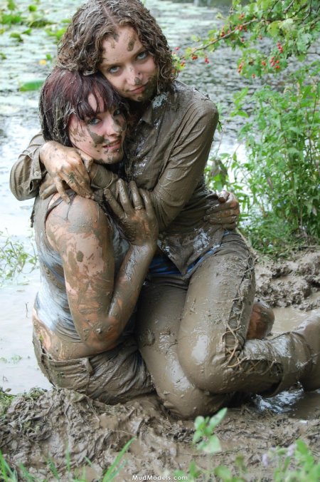 Девушка купается в грязи
