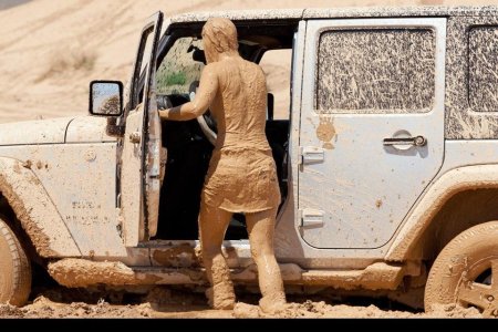 Девушки и машины в грязи