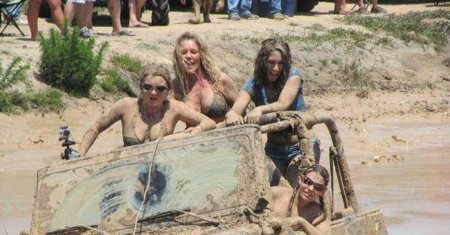 Девушка на джипе в грязи