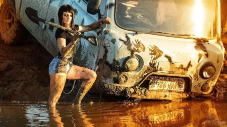 Девушка на джипе в грязи