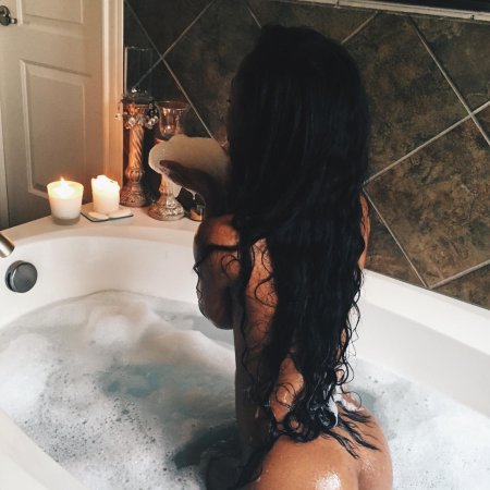 Брюнетка в ванной