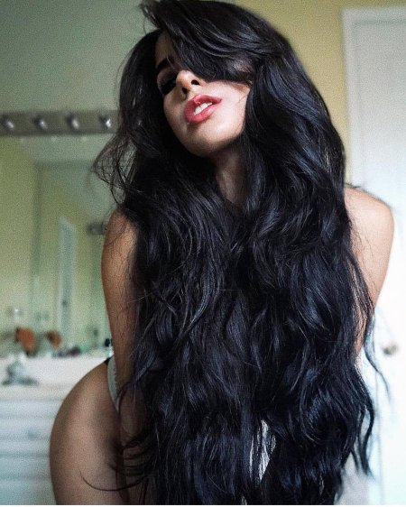 Девушки с длинными черными волосами