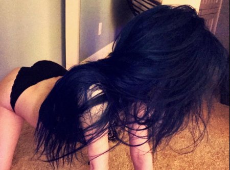 Девушка с черными волосами со спины