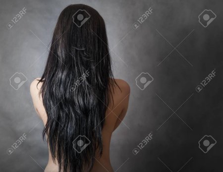 Девушка со спины с длинными волосами