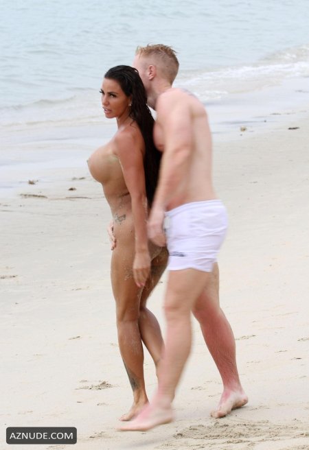 Пляж с голыми