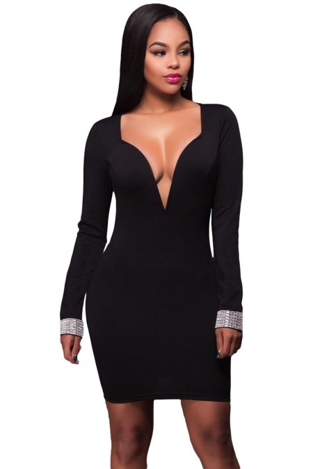 Черное платье с глубоким декольте