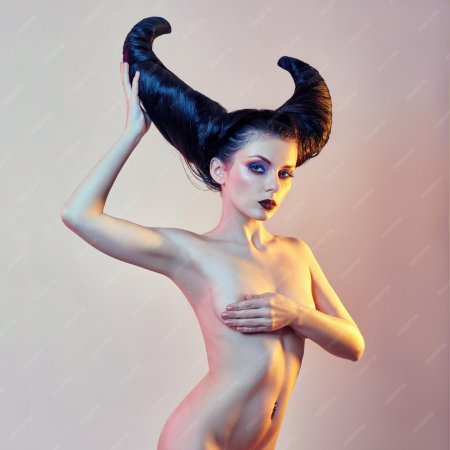 Девушка с рогами