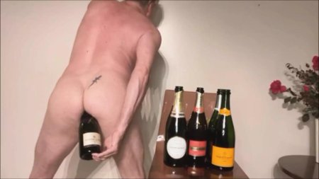 Бутылка в мужской заднице