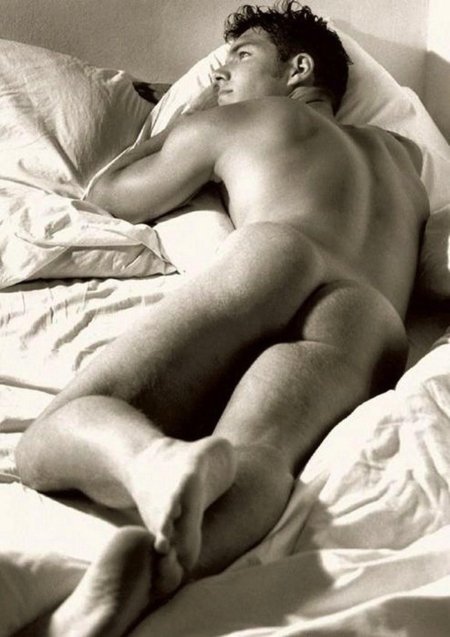 Красивый парень спит голый