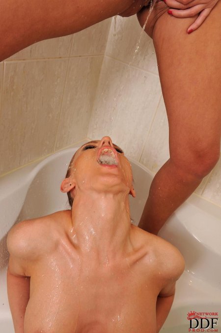 Писсинг на лицо в ванной