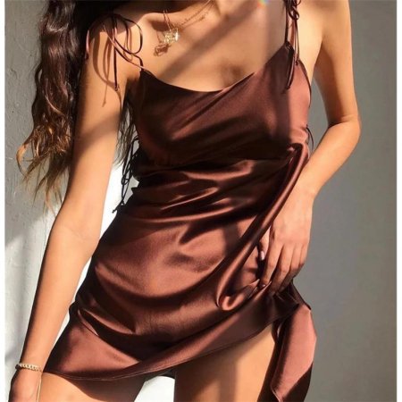 Атласное платье на бретельках