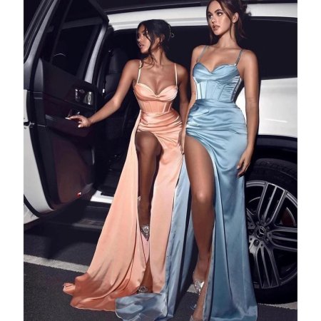 Платье с высоким разрезом