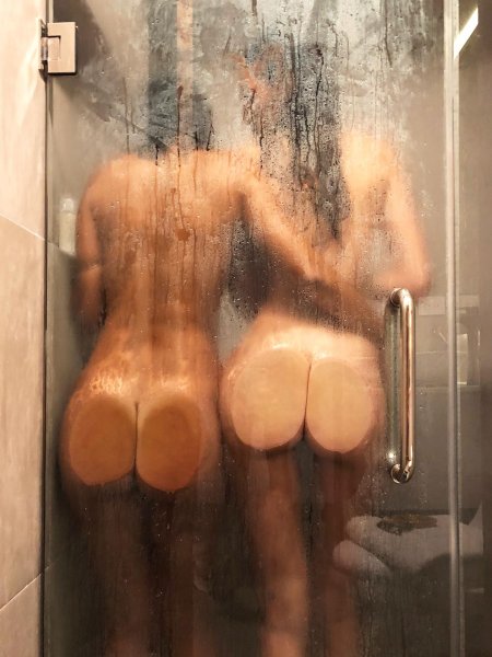 Девушка в душ