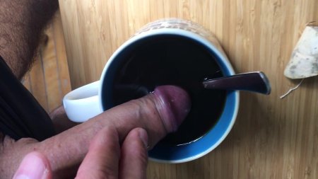 Кончает в кофе