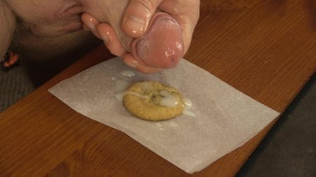 Парни кончают на печеньку