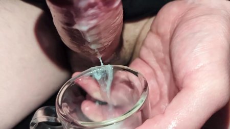 Кончает в стакан