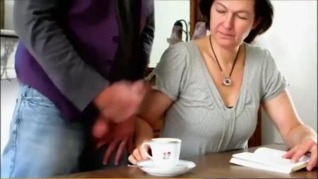 Кончает в кофе