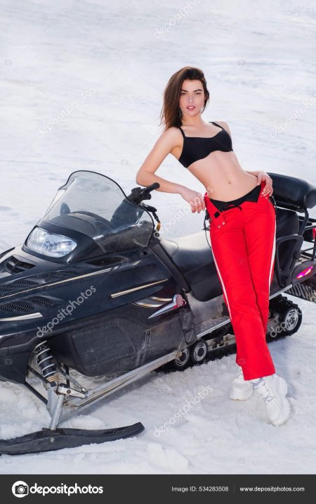 Девушка на снегоходе