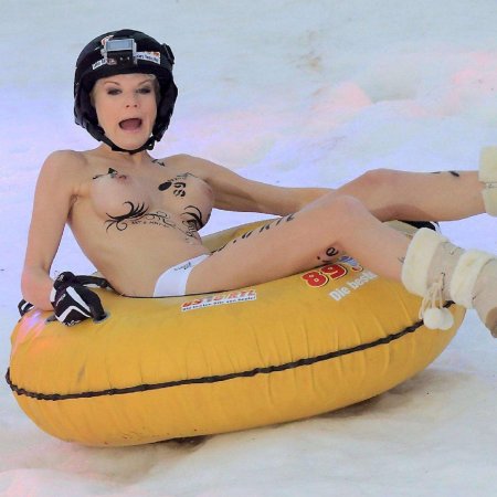 Девушки на санках голышом