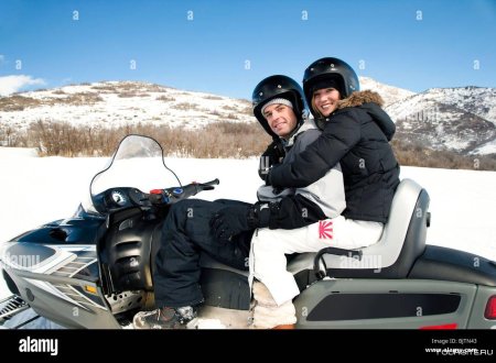 Девушка на снегоходе