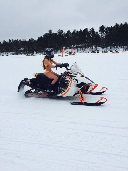 Девушка на снегоходе