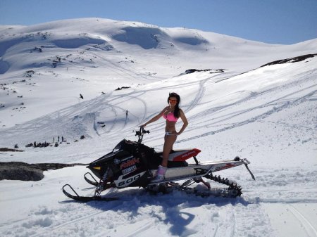 Девушка на снегоходе