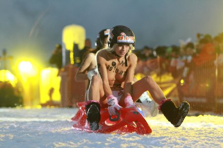 Женщины голышом на санках