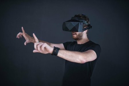 Человек в вр очках